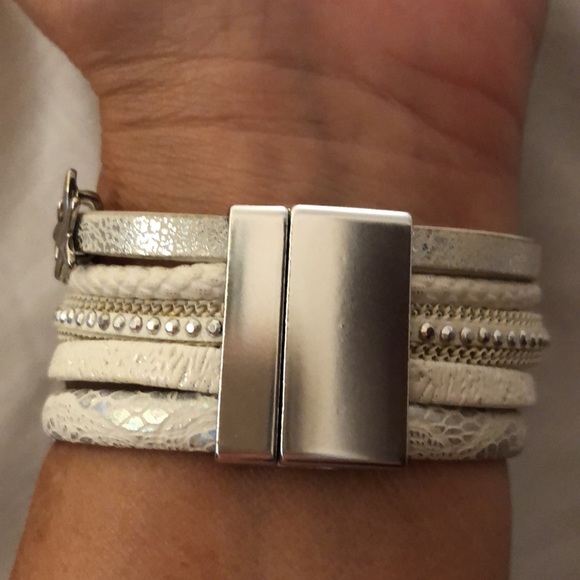 Five bracelets in one, white with silver starfish - Picture 2 of 2